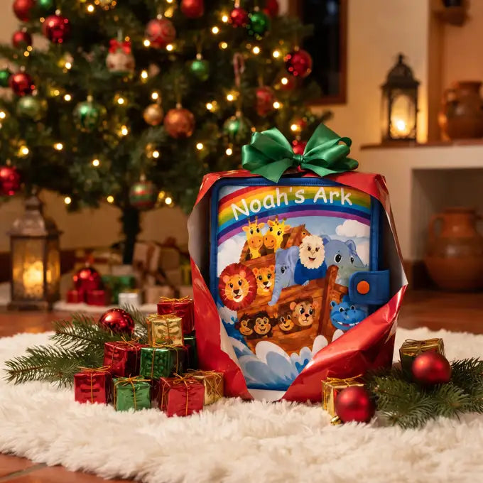 El libro del Arca de Noé envuelto como regalo bajo el árbol de Navidad