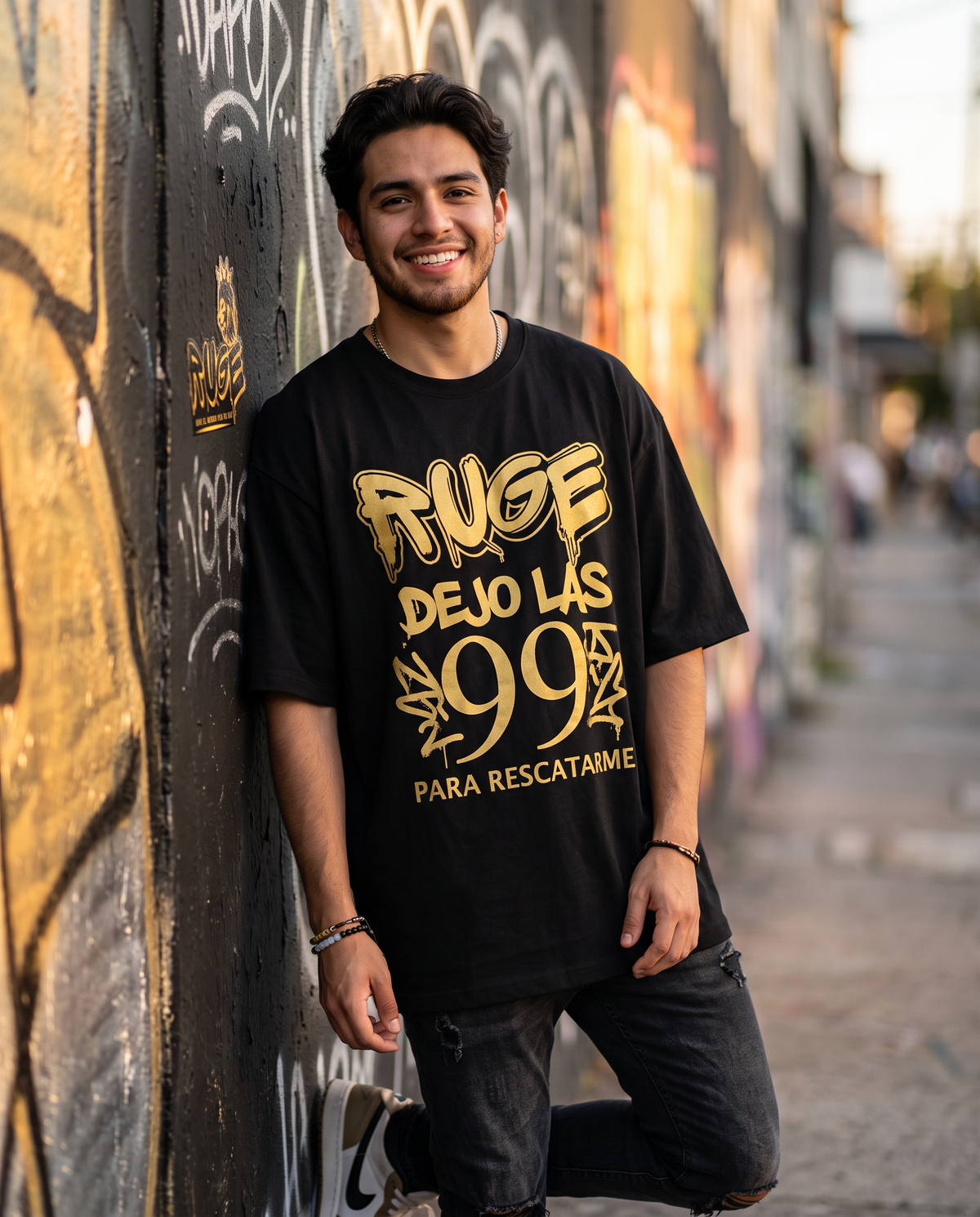Modelo usando camiseta Dejó las 99