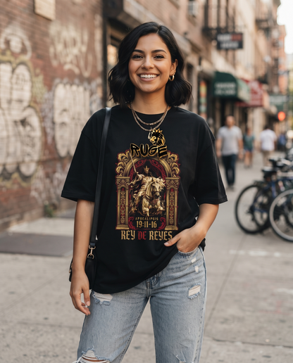 Modelo usando camiseta Rey de Reyes