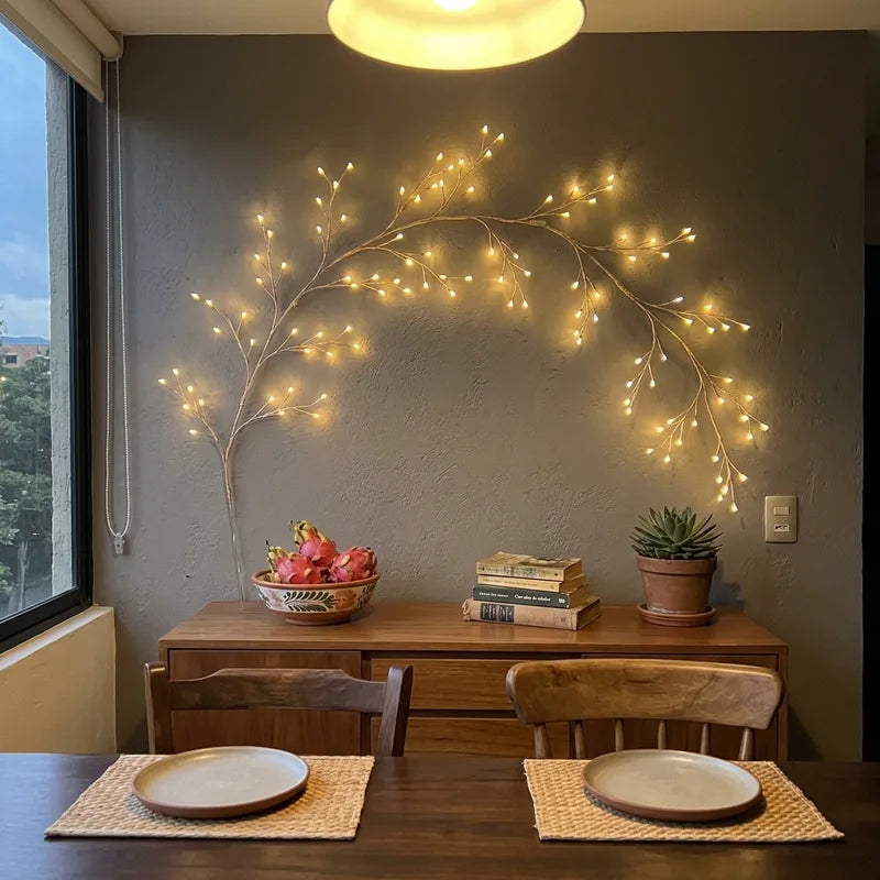Rama de luz sobre el aparador del comedor