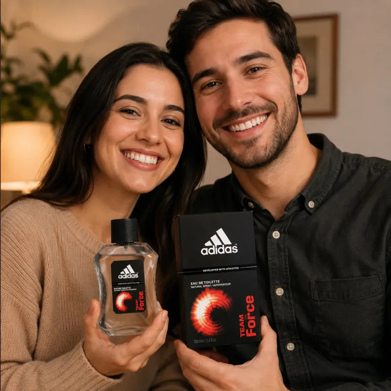 Pareja sonriendo con Team Force de Adidas